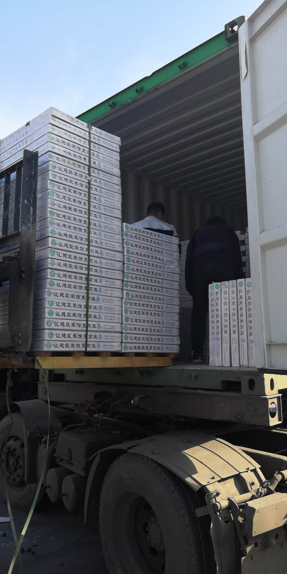 人工搬運(yùn)無(wú)石棉硅酸鈣天花板