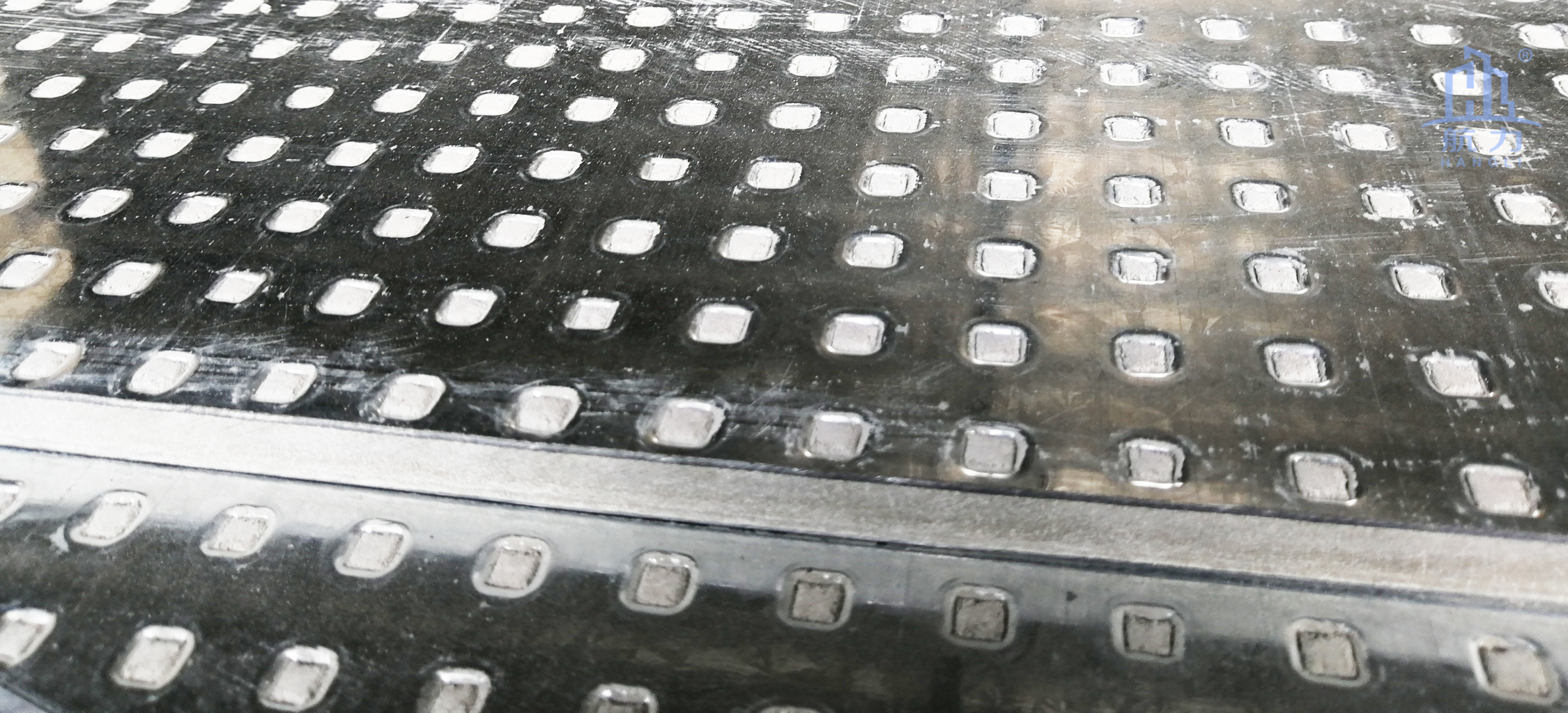 纖維水泥抗爆板又稱防爆板是為存在潛在爆炸危險區(qū)域、防震等特殊工作系統要求提供解決方案而研發(fā)生產的一種特殊板材，它是由增強纖維水泥板表面加壓鍍鋅鋼材料所構成，具有良好的抗爆及阻燃效果。由于板材內部特殊的構造可以有效減輕爆炸的沖擊，耐久性高，九德增強纖維水泥抗爆板依據專門爆破檢測機構的嚴格檢測，單板抗爆能力高達1.6MPa，抗爆墻抗爆能力高達2.0MPa，遠高于國家相關標準規(guī)定的墻體抗爆1.4Mpa。