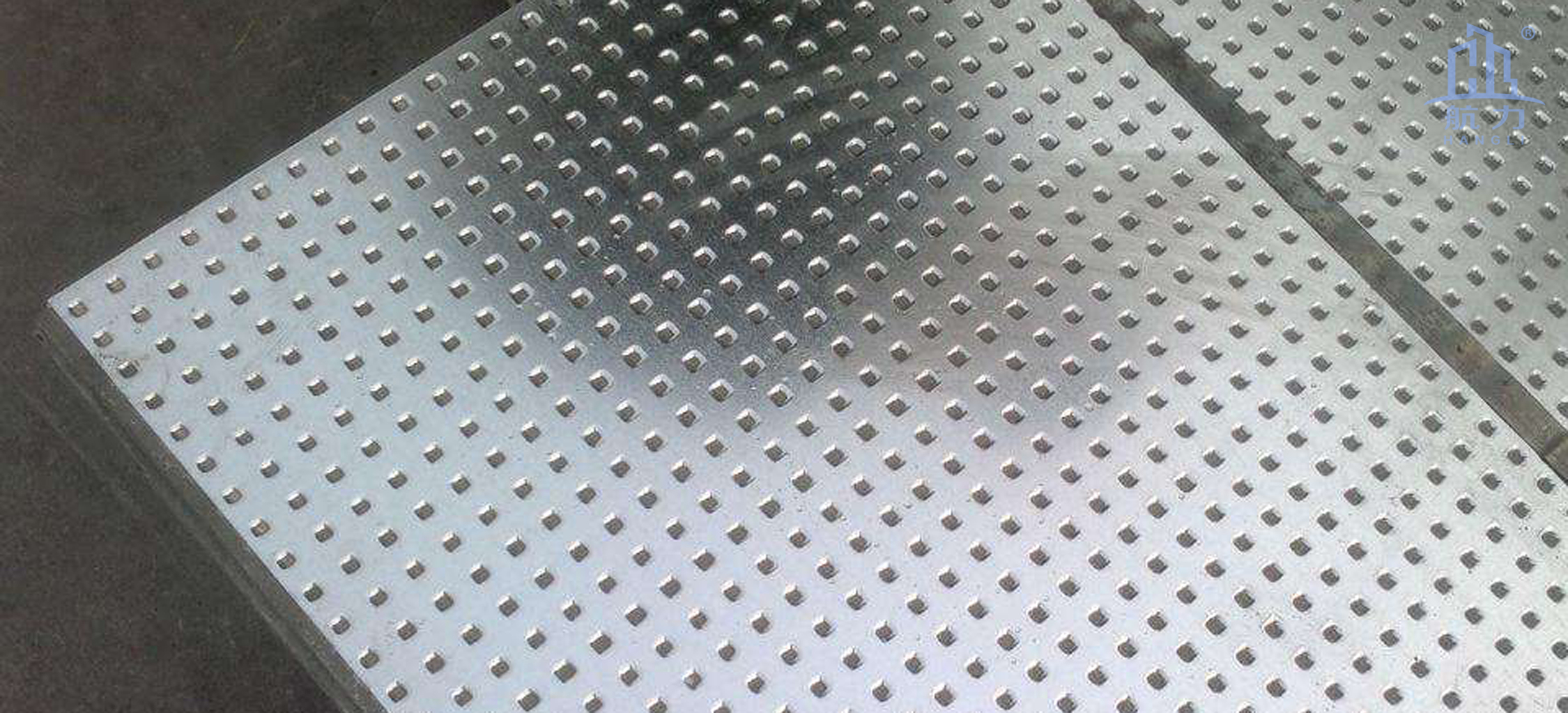 纖維水泥抗爆板又稱防爆板是為存在潛在爆炸危險區(qū)域、防震等特殊工作系統要求提供解決方案而研發(fā)生產的一種特殊板材，它是由增強纖維水泥板表面加壓鍍鋅鋼材料所構成，具有良好的抗爆及阻燃效果。由于板材內部特殊的構造可以有效減輕爆炸的沖擊，耐久性高，九德增強纖維水泥抗爆板依據專門爆破檢測機構的嚴格檢測，單板抗爆能力高達1.6MPa，抗爆墻抗爆能力高達2.0MPa，遠高于國家相關標準規(guī)定的墻體抗爆1.4Mpa。