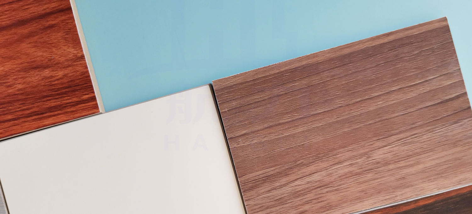 裝飾纖維水泥板。是以硅質(zhì)、鈣質(zhì)材料為主原料，加入多種方法養(yǎng)護(hù)而成的一種新型建筑材料。導(dǎo)電系數(shù)低，是理想的絕緣材料、防火防水、隔熱隔音、質(zhì)輕高強(qiáng)、施工簡易、經(jīng)濟(jì)美觀、安全無害、、耐酸堿、壽命長