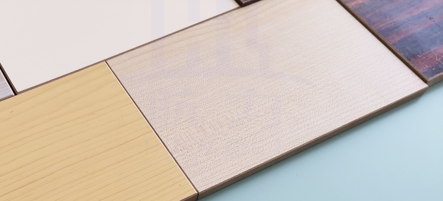 裝飾纖維水泥板。是以硅質(zhì)、鈣質(zhì)材料為主原料，加入多種方法養(yǎng)護(hù)而成的一種新型建筑材料。導(dǎo)電系數(shù)低，是理想的絕緣材料、防火防水、隔熱隔音、質(zhì)輕高強(qiáng)、施工簡易、經(jīng)濟(jì)美觀、安全無害、、耐酸堿、壽命長